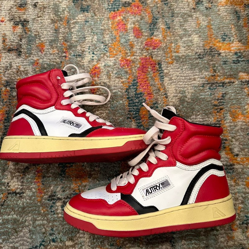 Autry Women's Red and White Sneakers